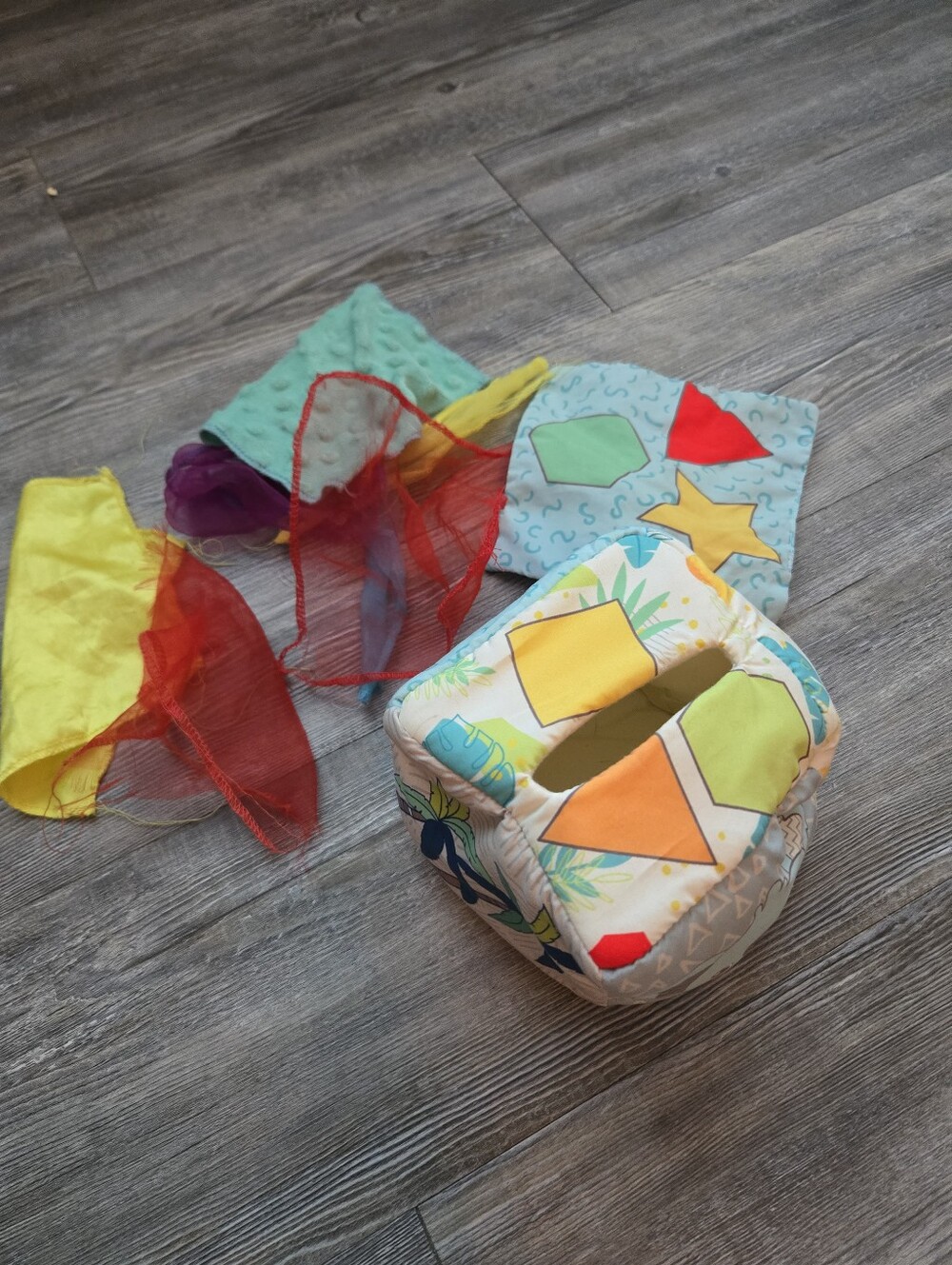 Soft Fabric Tissue Pull Cube with Colorful Scarves